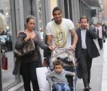 Kevin-Prince Boateng en promenade avec sa femme Jenny, et leur fille Jermaine, à Milan, le 5 octobre 2010