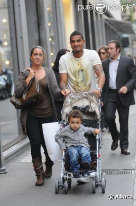 Kevin-Prince Boateng en promenade avec sa femme Jenny, et leur fille Jermaine, à Milan, le 5 octobre 2010