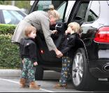 Sharon Stone fait ses courses avec ses fils Laird et Quinn, le 17/10/10 à Beverly Hills