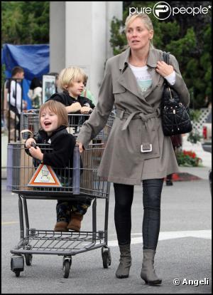 Sharon Stone fait ses courses avec ses fils Laird et Quinn, le 17/10/10 à Beverly Hills