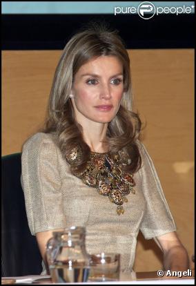 Letizia d'Espagne a visité une école pour les enfants non-voyants à Madrid. Le 27 octobre 2010
