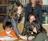 Letizia d'Espagne a visité une école pour les enfants non-voyants à Madrid. Le 27 octobre 2010