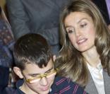 Letizia d'Espagne a visité une école pour les enfants non-voyants à Madrid. Le 27 octobre 2010