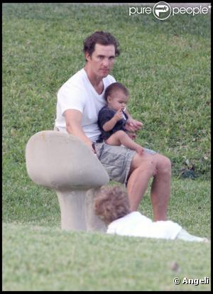 Matthew McConaughey et sa femme Camila Alves ont passé l'après-midi dans un parc à Austin avec leurs deux enfants Vida et Levi le 24 octobre 2010