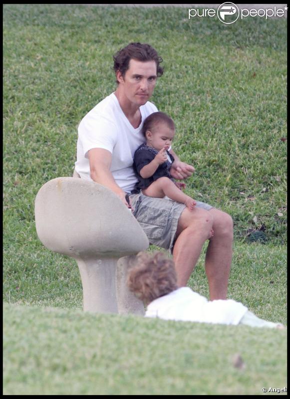 Matthew McConaughey et sa femme Camila Alves ont passé l'après-midi dans un parc à Austin avec leurs deux enfants Vida et Levi le 24 octobre 2010