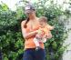Camila Alves s'occupe de son adorable petite Vida le 24 octobre 2010