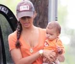 Camila Alves s'occupe de son adorable petite Vida le 24 octobre 2010