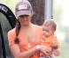 Camila Alves s'occupe de son adorable petite Vida le 24 octobre 2010