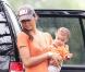 Camila Alves s'occupe de son adorable petite Vida le 24 octobre 2010
