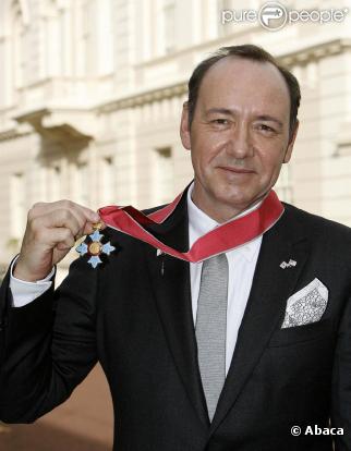 Kevin Spacey récompensé par le prince Charles dans sa demeure du Clarence House à Londres le 3 novembre 2010