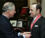 Kevin Spacey récompensé par le prince Charles dans sa demeure du Clarence House à Londres le 3 novembre 2010