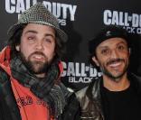 Arthur Jugnot et Olivier Sitruk, dans l\'enceinte du Gaumont Marignan, sur les Champs-Elysées, à Paris, pour le lancement du jeu vidéo Call of Dutty : Blacks Ops, le 8 novembre 2010.