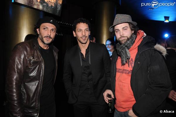 Olivier Sitruk, Tomer Sisley et Arthur Jugnot, dans l'enceinte du Gaumont Marignan, sur les Champs-Elysées, à Paris, pour le lancement du jeu vidéo "Call of Dutty : Blacks Ops", le 8 novembre 2010.