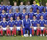Alou Diarra, nouveau capitaine des Bleus, s'inscrit en faux de Patrice Evra, ancien porteur du brassard : il a parlé trop vite en promettant que les joueurs renonceraient à leurs primes pour la Coupe du Monde 2010.