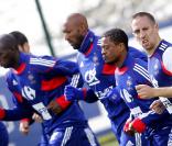Alou Diarra, nouveau capitaine des Bleus, s'inscrit en faux de Patrice Evra, ancien porteur du brassard : il a parlé trop vite en promettant que les joueurs renonceraient à leurs primes pour la Coupe du Monde 2010.