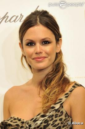 Rachel Bilson pose durand la soirée du 40ème anniversaire de la maison Roberto Cavalli à Paris en septembre 2010 