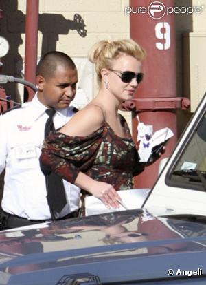 Britney Spears s'offre une séance de shopping à Los Angeles, mardi 9 novembre, entourée de son garde du corps.