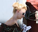 Britney Spears s'offre une séance de shopping à Los Angeles, mardi 9 novembre, entourée de son garde du corps.