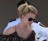 Britney Spears s'offre une séance de shopping à Los Angeles, mardi 9 novembre, entourée de son garde du corps.