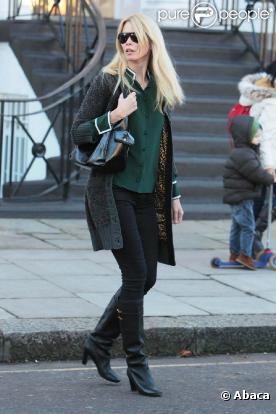 Avec ses lunettes motardes, Claudia Schiffer est sûre de passer incognito ! Le 9 novembre 2010 à Londres.