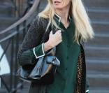 Avec ses lunettes motardes, Claudia Schiffer est sûre de passer incognito ! Le 9 novembre 2010 à Londres.