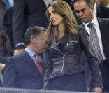 La reine Rania de Jordanie et son époux le roi Abdullah II se sont octroyé un week-end de détente en famille à Barcelone, les 13-14 novembre. Avec leur fils Hussein et leur fille Iman, ils ont assisté samedi à la victoire du Barça au Camp Nou.