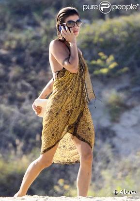 Elisabetta Canalis sur la plage, le 1er novembre 2010 à Los Cabos au Mexique