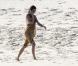 Elisabetta Canalis sur la plage, le 1er novembre 2010 à Los Cabos au Mexique