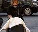 Isla Fisher se promène avec ses deux enfants à Paris le 1er novembre 2010  