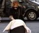 Isla Fisher se promène avec ses deux enfants à Paris le 1er novembre 2010  