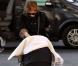 Isla Fisher se promène avec ses deux enfants à Paris le 1er novembre 2010  