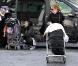 Isla Fisher se promène avec ses deux enfants à Paris le 1er novembre 2010  