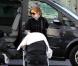 Isla Fisher se promène avec ses deux enfants à Paris le 1er novembre 2010  