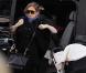 Isla Fisher se promène avec ses deux enfants à Paris le 1er novembre 2010  