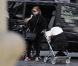 Isla Fisher se promène avec ses deux enfants à Paris le 1er novembre 2010  