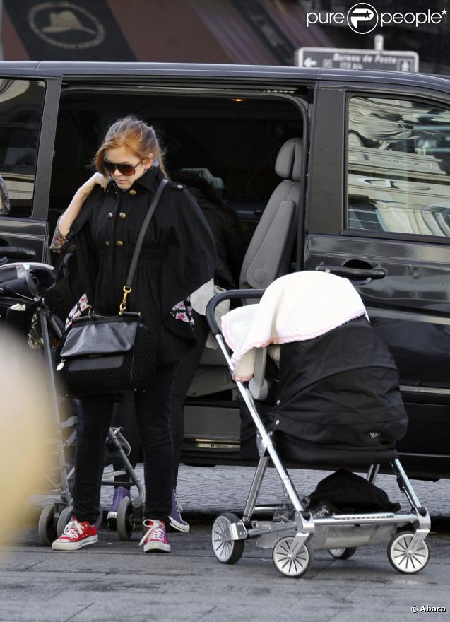 Isla Fisher se promène avec ses deux enfants à Paris le 1er novembre 2010  