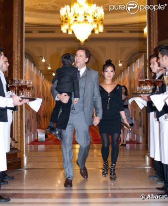 Nicolas Cage avec sa femme Alice Kim et son fils Kal-El, lors d'une soirée d'Halloween organisée au Palais du Parlement, à Bucarest, en Roumanie, le 31 octobre 2010.