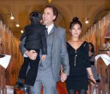 Nicolas Cage avec sa femme Alice Kim et son fils Kal-El, lors d'une soirée d'Halloween organisée au Palais du Parlement, à Bucarest, en Roumanie, le 31 octobre 2010.