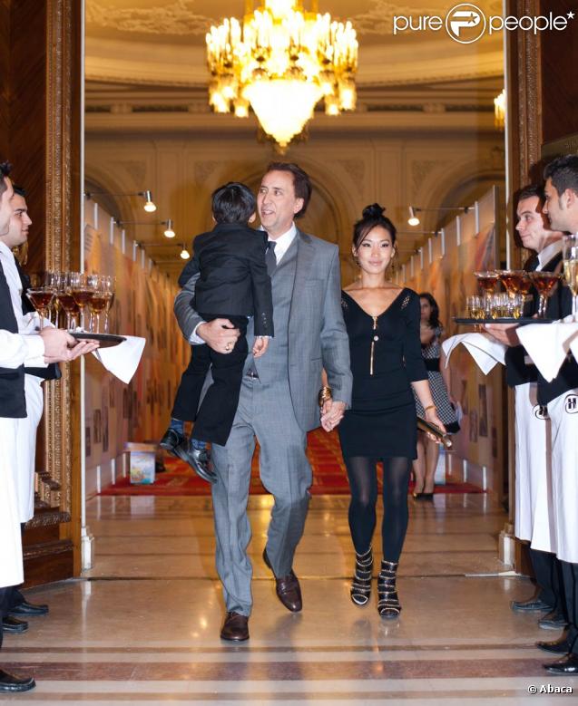 Nicolas Cage avec sa femme Alice Kim et son fils Kal-El, lors d'une soirée d'Halloween organisée au Palais du Parlement, à Bucarest, en Roumanie, le 31 octobre 2010.