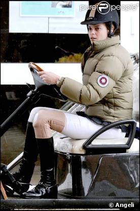 Athina Onassis : ce n'est pas un stupide accident domestique qui va l'empêcher de concourir !