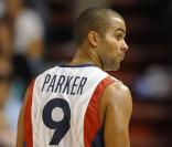 Tony Parker avec l'équipe de France de basket en septembre 2008 