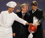 Roger Federer illumine une chocolaterie Lindt, marque dont il est l'ambassadeur, à l'occasion des fêtes de fin d'année, le mercredi 17 novembre 2010, à Zurich (Suisse).