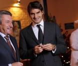 Roger Federer illumine une chocolaterie Lindt, marque dont il est l'ambassadeur, à l'occasion des fêtes de fin d'année, le mercredi 17 novembre 2010, à Zurich (Suisse).