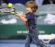 Michaël Llodra fête sa victoire contre Nikolai Davydenko en quart de finale du tournoi Paris-Bercy, en compagnie de son fils Téo, 3 ans, le 12novembre 2010