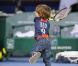 Michaël Llodra fête sa victoire contre Nikolai Davydenko en quart de finale du tournoi Paris-Bercy, en compagnie de son fils Téo, 3 ans, le 12novembre 2010