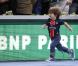 Michaël Llodra fête sa victoire contre Nikolai Davydenko en quart de finale du tournoi Paris-Bercy, en compagnie de son fils Téo, 3 ans, le 12novembre 2010