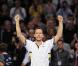 Michaël Llodra fête sa victoire contre Nikolai Davydenko en quart de finale du tournoi Paris-Bercy, en compagnie de son fils Téo, 3 ans, le 12novembre 2010