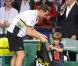 Michaël Llodra fête sa victoire contre Nikolai Davydenko en quart de finale du tournoi Paris-Bercy, en compagnie de son fils Téo, 3 ans, le 12novembre 2010