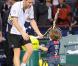 Michaël Llodra fête sa victoire contre Nikolai Davydenko en quart de finale du tournoi Paris-Bercy, en compagnie de son fils Téo, 3 ans, le 12novembre 2010