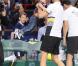 Michaël Llodra fête sa victoire contre Nikolai Davydenko en quart de finale du tournoi Paris-Bercy, en compagnie de son fils Téo, 3 ans, le 12novembre 2010